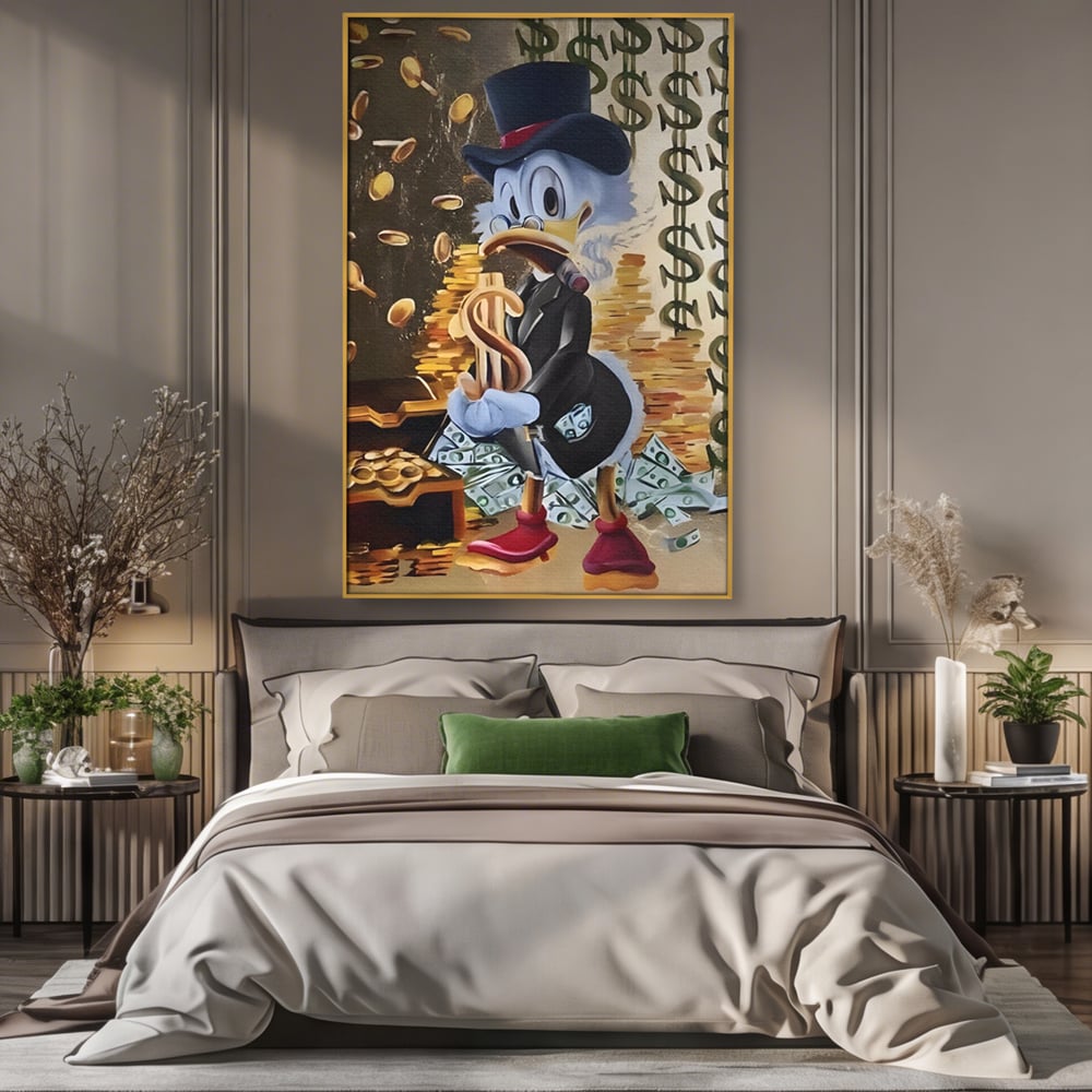 Tablou canvas cu tablou canvas cu scrooge duck si bani, in rama de aluminiu auriu, pe perete intr-un dormitor